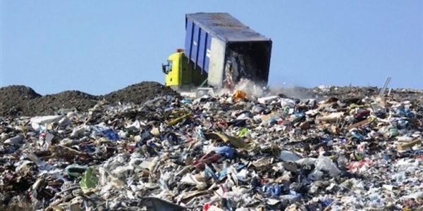 Львівське сміття "перекочувало" в Донецьку область. У Покровську Донецькій області затримали 5 фур зі львівським сміттям.