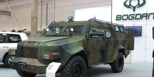 "Богдан" показав новий броньовик для ЗСУ. "Богдан" представив нове броньоване авто для ЗСУ - "Барс-8", яке має підвищену прохідність і стійкість.