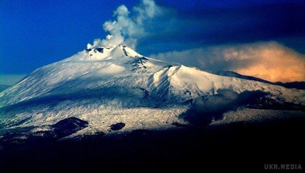 На Сицилії відбулося виверження вулкана Етна. 
Фахівці Національного інституту геофізики і вулканології Італії (Ingv) зафіксували нове виверження вулкана Етна, який прокинувся 28 лютого.