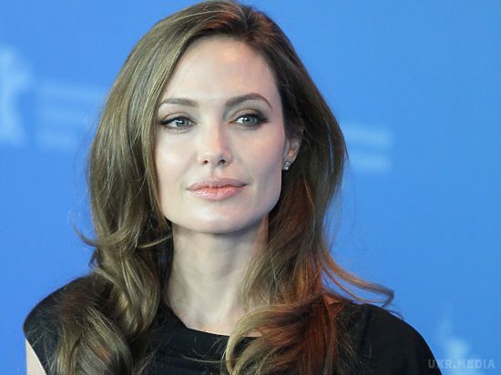 Покращена Анджеліна Джолі захопила стильним чином (фото). Актриса відвідала офіс ООН в Женеві, де на щорічній лекції Фонду Сержіу Вієйра ді Меллу виголосила промову.
