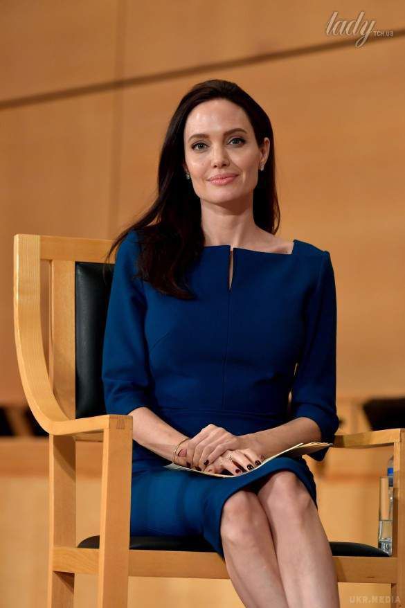 Покращена Анджеліна Джолі захопила стильним чином (фото). Актриса відвідала офіс ООН в Женеві, де на щорічній лекції Фонду Сержіу Вієйра ді Меллу виголосила промову.
