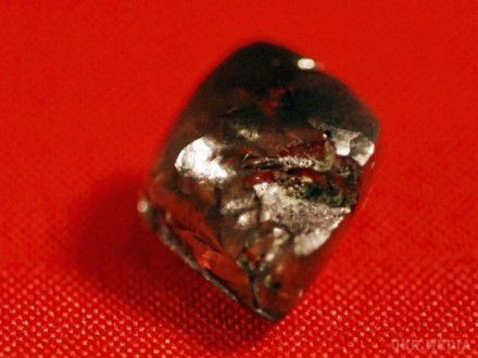  В американському штаті Арканзас підліток Калельо Ленгфорд виявив алмаз масою 7,44 карата. Він знаходився всього в декількох дюймах від течії, поруч лежали кілька каменів однакового розміру