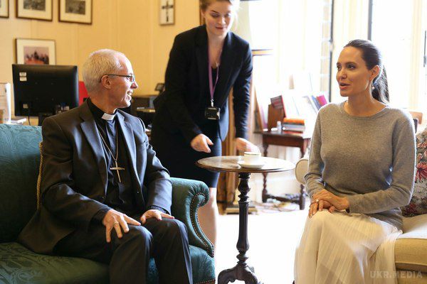 Анджеліна Джолі забула надіти бюстгальтер на зустріч зі священиком. Актриса зустрілася з Архієпископом Кентерберійським.