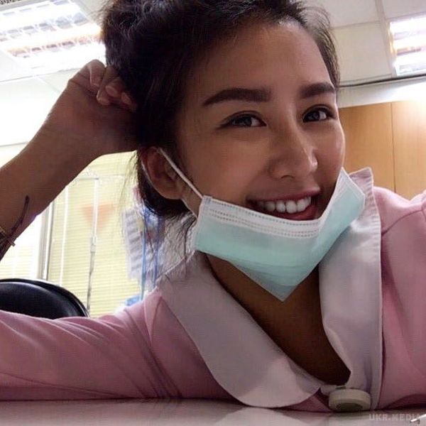 Найсексуальніша медсестра в світі робить відверті Селфі (фото). 23-річну Каріну Лінн з Тайвані назвали найсексуальнішою в світі медсестрою. 