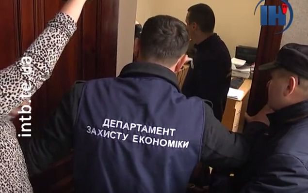 Правоохоронці проводять обшуки в міськраді Тернополя. В приміщенні Тернопільської міськради проходять обшуки.