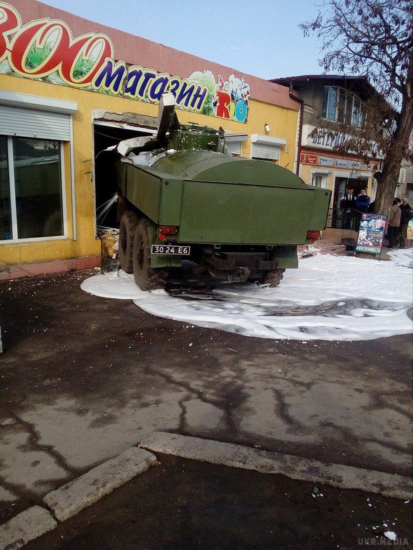 У Миколаєві бензовоз з військовими розніс зоомагазин. Опубліковані перші кадри з місця НП, є жертви.