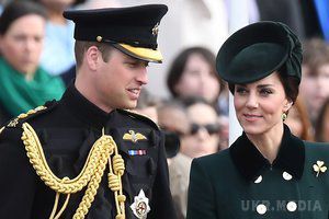 Кейт Міддлтон і принц Вільям відвідали парад на честь Дня святого Патріка (фото). Герцогиня Кембриджська для виходу в світ вибрала темно-зелене пальто Catherine Walker і смарагдові сережки.