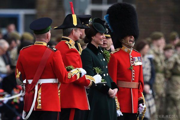 Кейт Міддлтон і принц Вільям відвідали парад на честь Дня святого Патріка (фото). Герцогиня Кембриджська для виходу в світ вибрала темно-зелене пальто Catherine Walker і смарагдові сережки.