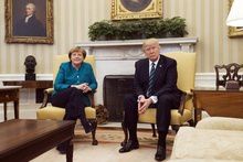 Президент США Дональд Трамп відмовився подавати руку Ангелі Меркель. Президент США Дональд Трамп відмовився потиснути руку канцлеру Німеччини Ангелі Меркель під час прийому в Білому домі, коли його попросили фотографи,