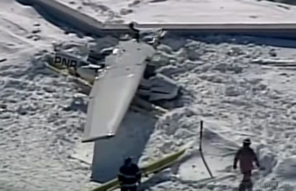 Зіткнення літаків у Канаді: з'явилося відео з місця НП. Один з літаків впав на парковку, а інший "приземлився" на дах торгового центру.