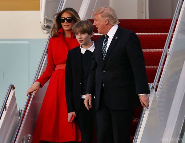Син Дональда Трампа Беррон вперше з'явився на публіці після скандалу. Папараці застали родину яка виходить з літака.