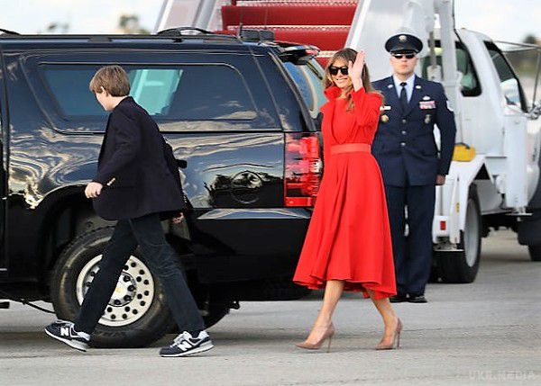 Син Дональда Трампа Беррон вперше з'явився на публіці після скандалу. Папараці застали родину яка виходить з літака.
