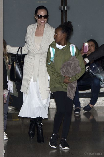 Анджеліна Джолі з дітьми повернулася в Лос-Анджелес. Папараці підловили дружне сімейство в аеропорту.