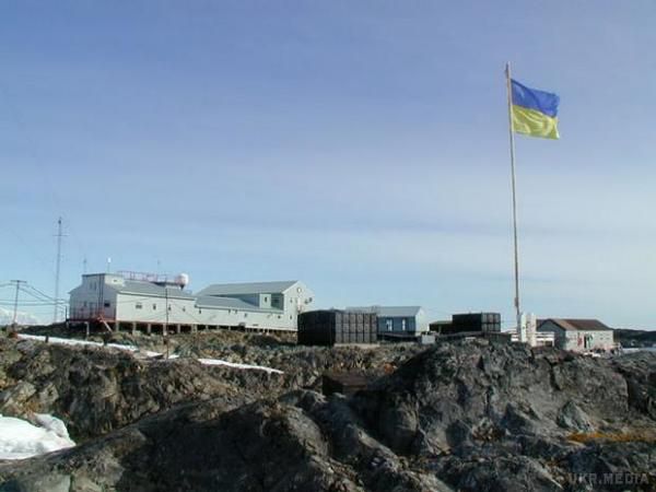В Антарктиді на української полярної станції виявили родовища нафти та газу. На даний момент в Антарктиді діє заборона на видобування корисних копалин, проте вже кілька країн заявили про свої територіальні претензії на материк.