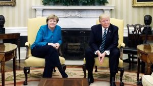 Білий дім здивував весь світ, пояснивши, чому Трамп відмовився потиснути руку Меркель. Поганий слух - скандальне непорозуміння.