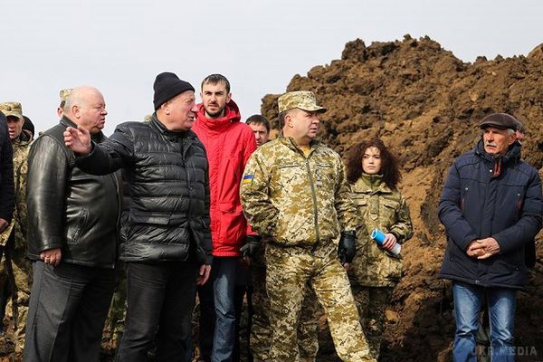 В Україні почали будівництво великого військового об'єкта. У Порошенка показали перші фото і розповіли про масштаби майбутньої споруди.