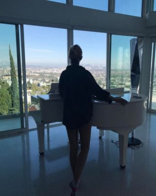 Відома телеведуча Вікторія Боня показала шанувальникам свої апартаменти в Лос-Анджелесі. Вікторія Боня показала шанувальникам свої нові апартаменти в Лос-Анджелесі, які, за її словами, вона зовсім недавно купила. 