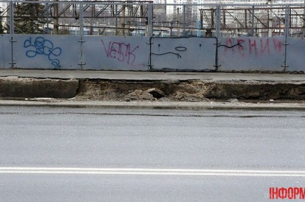 У Києві знайшли ще один міст в загрозливому стані (фото). Повітрофлотський шляхопровід в районі залізничного вокзалу знаходиться в аварійному стані. 
