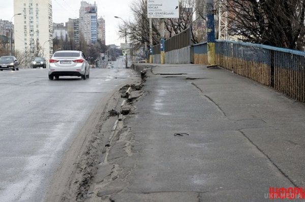 У Києві знайшли ще один міст в загрозливому стані (фото). Повітрофлотський шляхопровід в районі залізничного вокзалу знаходиться в аварійному стані. 