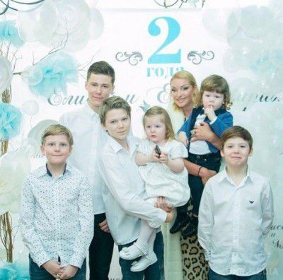 Скандальна Анастасія Волочкова вдруге стане мамою. Анастасія Волочкова продовжує розбурхувати передплатників своєї сторіночки в Instagram. 