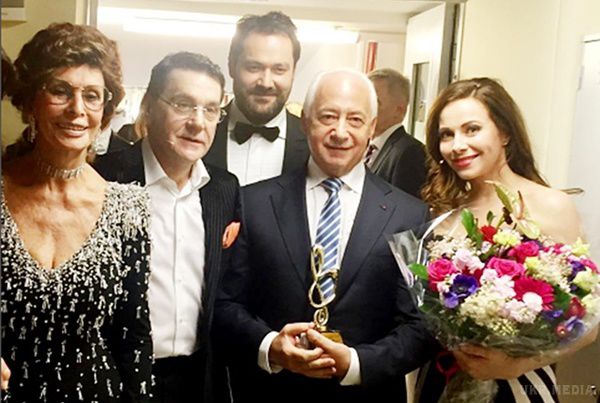 82-річна Софі Лорен вийшла у світ у сукні з декольте(фото). Італійська актриса Софі Лорен відвідала церемонію вручення Міжнародної професійної музичної премії "BraVo", яка пройшла 19 березня у Великому театрі в Москві. 