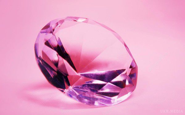 Sotheby's виставить на аукціон діамант за 60 млн доларів. Знаменитий торговий дім sotheby's виставить на аукціон найбільший у світі діамант рожевого кольору. Ціна ювелірного виробу може досягати 60 млн доларів.