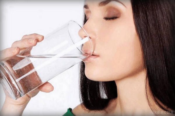 Кардіолог говорить, що ви 100% п'єте воду не у той час! Ось коли треба!. Останнім часом прийнято думати, ніби всім нам потрібно якомога більше пити води.