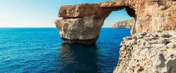 Мальта позбулася головного символу острова: звалилося Лазурне вікно. Інформацію про руйнування Лазурного вікна також підтвердив прем'єр Мальти Джозеф Мускат. Він опублікував фото на своїй сторінці в соціальній мережі "твіттер".