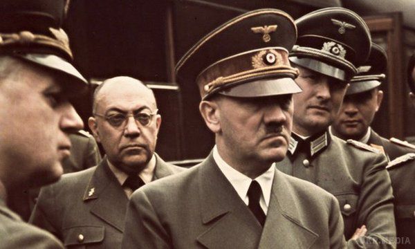 Історики дізналися нові подробиці про смерть Адольфа Гітлера. Нещодавно історики закінчили докладне вивчення книги Рохуса Михайлика, який за часів влади Гітлера був його особистим охоронцем, а пізніше вважався телефоністом його особистого бункера.