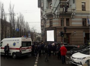 В центрі Києва біля елітного готелю Premier Palace розстріляли людей. Опубліковані перші кадри з місця вбивства.