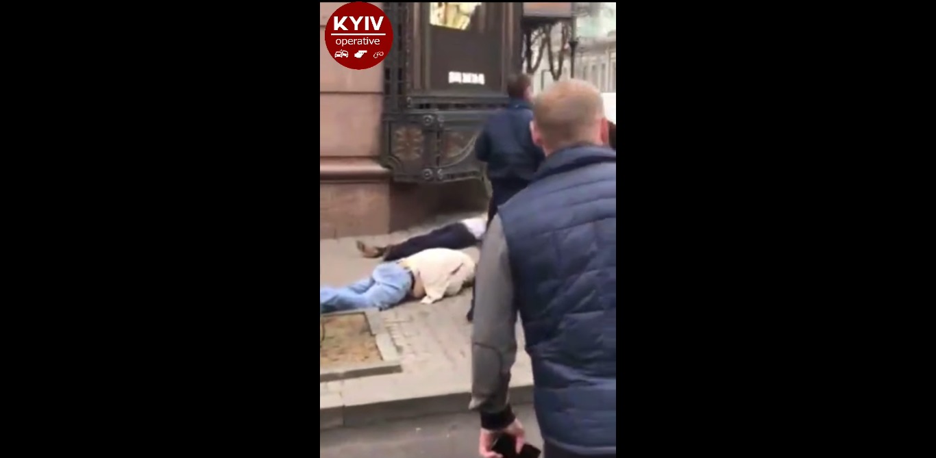 З'явилося фото кілера на місці вбивства Вороненкова. На відео видно, що поліцейські не знали, що робити, коли на землі лежали поранені кілер і охоронець вбитого