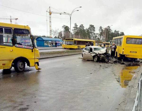 В Києві сталося ДТП за участю трьох автомобілів (фото). Зіткнулися дві маршрутки і легковик.