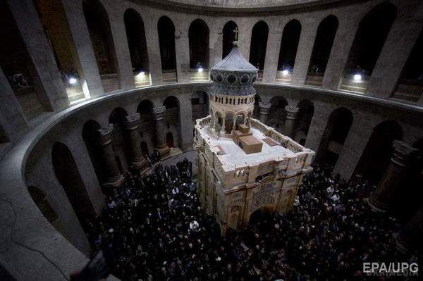 В Єрусалимі відкрили похоронне ложе Ісуса Христа. Гробницю Христа відкрили після реставрації.
