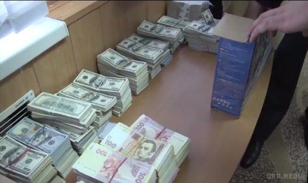 В столиці накрили конвертцентр із щомісячним обігом у 100 млн. Крім того, конвертатори виводили зароблену бізнесом валюту за межі України.