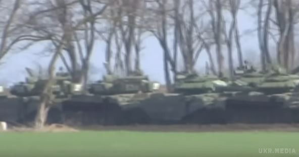 РФ передала до кордону з Україною десятки нових танків – ЗМІ. Важку бронетехніку окупанти звозили залізницею на ешелоні, а також тягачами