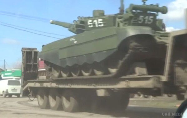 РФ передала до кордону з Україною десятки нових танків – ЗМІ. Важку бронетехніку окупанти звозили залізницею на ешелоні, а також тягачами