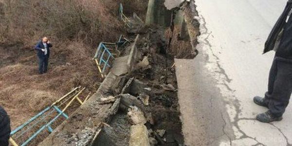 На Львівщині обрушилася частина мосту через Дністер. У Львівській області частково обрушилася пішохідна частина мосту через Дністер, проводиться робота над облаштуванням безпечного проїзду через аварійний міст.