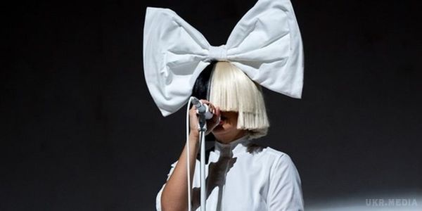 Австралійська співачка Sia шокувала обличчям без макіяжу. Співачка справила позитивне враження на прихильників.