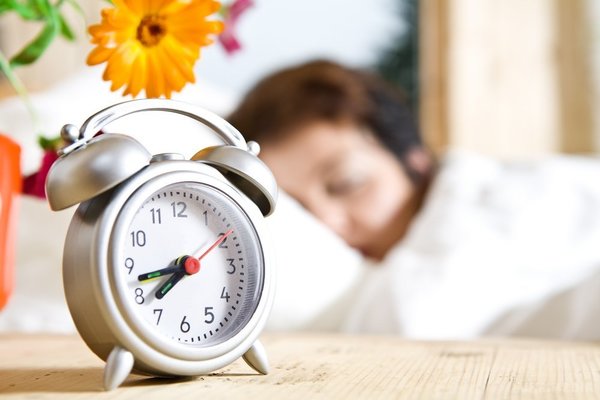 Перехід на літній час викликає затримку вироблення гормонів сну. Виявляється, перехід на літній час небезпечний для дорослих і дітей та викликає затримку вироблення гормонів сну.