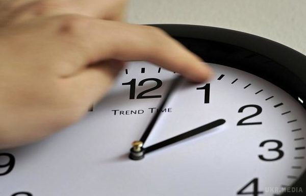Сьогодні вночі Україна перейде на літній час. У 2017 році годинник потрібно буде переводити в ніч з суботи (25 березня) на неділю (26 березня). 