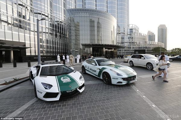 Поліцейські автомобілі Дубая потрапили в Книгу рекордів Гіннесса. Гіперкари, на яких роз'їжджають охоронці порядку, здатні розганятися до 407 кілометрів на годину