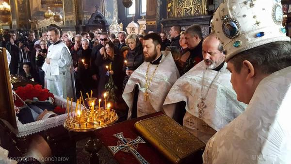 Фото з похорону Вороненкова. Опубліковані фотографії з похоронної процесії Дениса Вороненкова, яка проходить на даний момент в Києві.