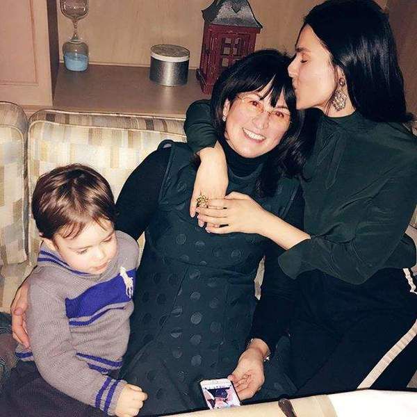 Маша Єфросиніна показала свою сім'ю. Єфросиніна опублікувала в особистому мікроблозі домашнє фото з сестрою Лізою Ющенко.