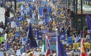 Тисячі англійців вийшли на вулиці Лондона проти виходу з Євросоюзу. Жителі Великобританії вийшли на Марш проти виходу країни із Європейського Союзу.