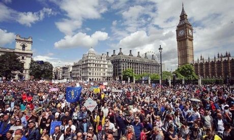 Тисячі англійців вийшли на вулиці Лондона проти виходу з Євросоюзу. Жителі Великобританії вийшли на Марш проти виходу країни із Європейського Союзу.