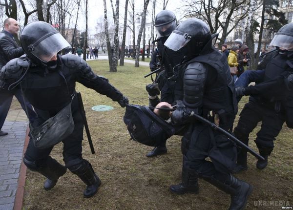 У Мінську сьогодні знову запланований мітинг, правозахисники прогнозують нові затримання.  В Мінську на сьогодні, на 12:00 за місцевим часом, запланована ще одна акція. 