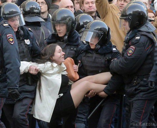 По всій Росії пройшли мітинги проти корупції. У Москві затримали сотні людей. По Росії прокотилася хвиля мітингів проти корупції, ініційована Фондом боротьби з корупцією Олексія Навального.