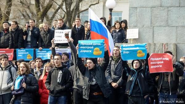 По всій Росії пройшли мітинги проти корупції. У Москві затримали сотні людей. По Росії прокотилася хвиля мітингів проти корупції, ініційована Фондом боротьби з корупцією Олексія Навального.