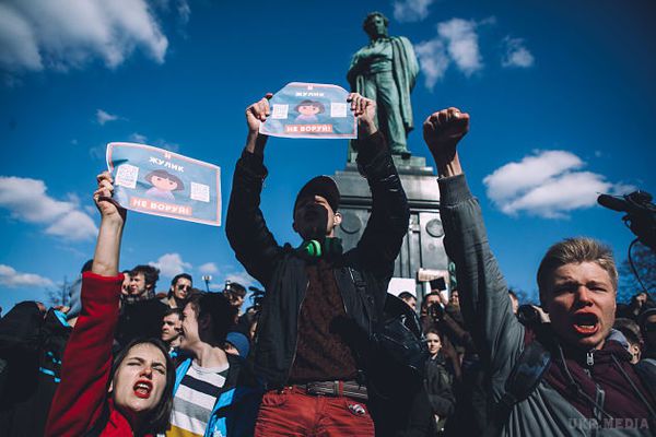 Дімон відповість! Молодь Росії вийшла на вулиці. Вчора вперше після багаторічної сплячки в Росії пройшли масові акції протесту.
