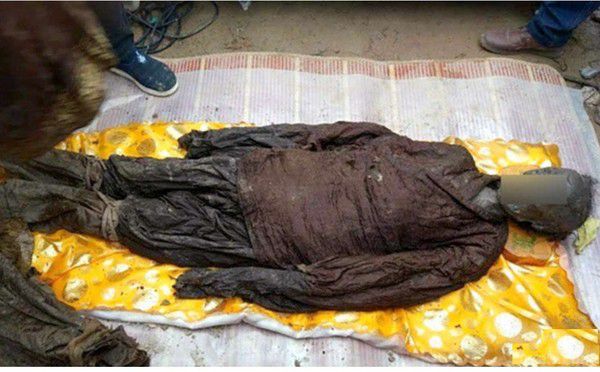 У Китаї будівельники знайшли гробницю з 500-річними муміями. Китайське видання China Morning Post повідомляє, що експерти приписують тіла придворному чиновнику Гу Цзо та його дружині. 